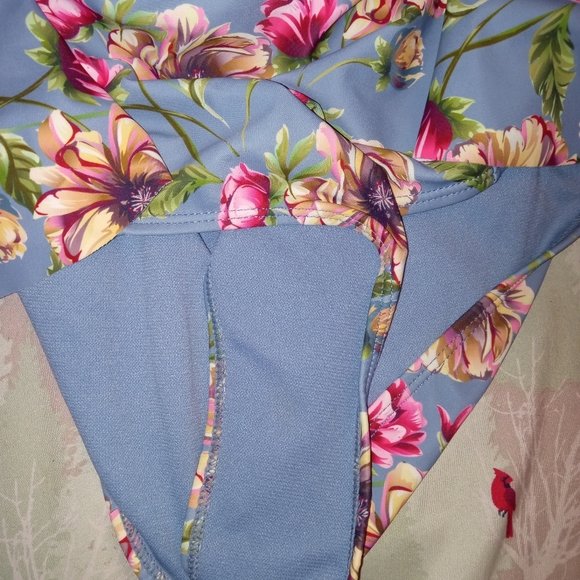 Vigoss Floral Ruffle sides one piece swimsuit Size Small Ties around Neck - Picture 4 of 9